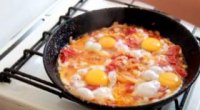 Ідеальний сніданок для всієї родини: рецепти приготування яєчні з помідорами