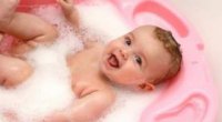 Температура води для купання новонародженого, як визначити оптимальний показник?