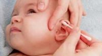 Як чистити вуха немовляті