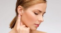 Кулька в мочці вуха: причини виникнення, симптоми, лікування
