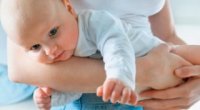 Грілка для новонародженої дитини від коліків: види і застосування