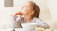 Чому дитина відмовляється від їжі? Як нагодувати капризулю