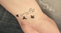 Татуювання на зап’ясті: написи для дівчат і чоловіків