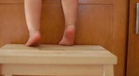 Чому дитина ходить на носочках, причини, що робити і як відучити