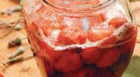 Як варити густе смачне варення з полуниці з цілими ягодами?